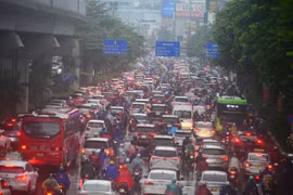 Mưa xối xả giờ cao điểm sáng, đường phố Hà Nội tắc nghẽn