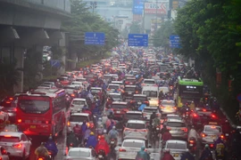 Mưa xối xả giờ cao điểm sáng, đường phố Hà Nội tắc nghẽn
