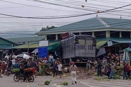 Xe tải mất lái lao vào chợ ven đường làm 3 người chết