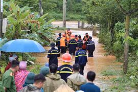 Tám người thiệt mạng do mưa lũ, nhiều tuyến quốc lộ vẫn tê liệt vì sạt lở