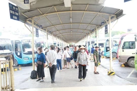 Lượng khách đi lại dịp Tết Quý Mão tăng đến 300%, Hà Nội tăng cường 2.500 lượt xe phục vụ