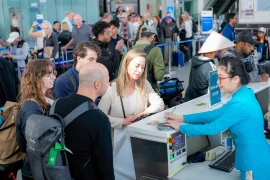 Sắp hết tháng Giêng, giá vé máy bay vào TP.HCM vẫn khiến người dân ngã ngửa