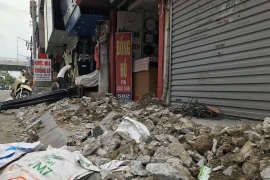 Phố Bạch Mai: Vỉa hè vừa chỉnh trang bị đục phá để thi công đường nước