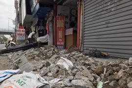 Phố Bạch Mai: Vỉa hè vừa chỉnh trang bị đục phá để thi công đường nước