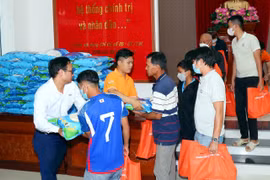 Kienlongbank trao tặng gần 8.000 phần quà Tết cho bà con có hoàn cảnh khó khăn dịp Tết Quý Mão 2023