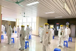 Chùm ảnh: Bầu cử ở tâm dịch Covid-19 trong bộ đồ bảo hộ kín mít