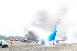 Diễn tập xử lý tình huống cứu nạn tàu bay bốc cháy, mất khả năng di chuyển