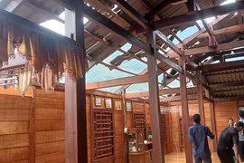 Mưa giông làm 1 người chết, hàng trăm ngôi nhà bị hư hại