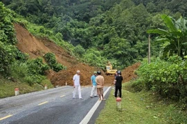 Sạt lở vùi lấp quốc lộ 3 qua Cao Bằng, giao thông đi nhiều tỉnh tê liệt
