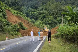Sạt lở vùi lấp quốc lộ 3 qua Cao Bằng, giao thông đi nhiều tỉnh tê liệt