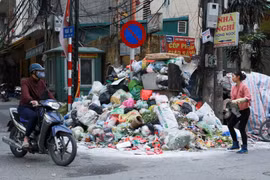 Bài I: Khu xử lý gặp sự cố nhỏ, nội thành lại đầy xe rác trên phố