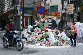 Bài I: Khu xử lý gặp sự cố nhỏ, nội thành lại đầy xe rác trên phố