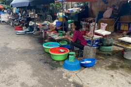 Kiểm soát an toàn thực phẩm tại các chợ: Quy định chưa đi vào thực tế