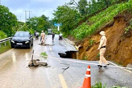 Hố tử thần dài 20m xuất hiện trên quốc lộ 4D sau trận mưa lớn
