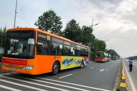 Xe buýt đưa 300 người tại sân bay Nội Bài về từ vùng dịch đi cách ly tập trung