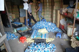 Sang chiết, đóng gói thuốc trừ sâu chui giữa Thủ đô