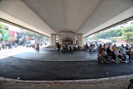 Hà Nội xén dải phân cách nhiều tuyến phố, nút giao để mở rộng mặt đường