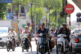 Nắng nóng gay gắt quay cuồng, Hà Nội và nhiều nơi vượt 41 độ C