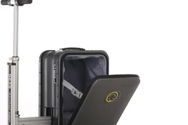 Hành khách sử dụng vali gắn pin đi máy bay cần lưu ý để không bị từ chối vận chuyển