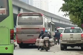 Xe Limousine, xe “dù” "đè bẹp" xe khách cố định: Doanh nghiệp vận tải chậm chuyển mình