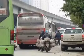 Xe Limousine, xe “dù” "đè bẹp" xe khách cố định: Doanh nghiệp vận tải chậm chuyển mình