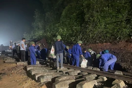 Dự kiến trưa nay thông tàu Bắc- Nam sau sự cố tàu hàng đâm xe tải rồi lật nghiêng