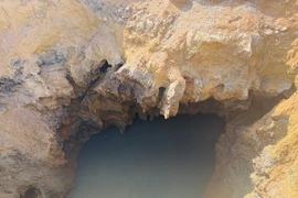 Vì sao phải dừng bơm hút nước tìm nạn nhân mất tích ở hố tử thần trên quốc lộ 3B?