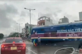 Đầu máy tàu hỏa đến mà gác chắn chưa hạ: Do nhân viên gác chắn chậm trễ 