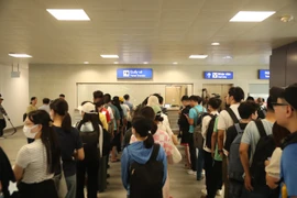 Người dân háo hức trải nghiệm tàu metro Nhổn- Ga Hà Nội ngày đầu vận hành