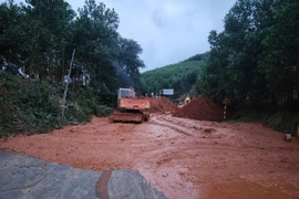 Thông xe đèo Lò Xo trên đường Hồ Chí Minh sau 4 ngày tê liệt