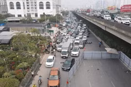 Phân luồng phương tiện, dùng rào di động thay vì rào tôn trên đường Nguyễn Xiển