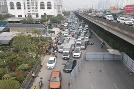 Phân luồng phương tiện, dùng rào di động thay vì rào tôn trên đường Nguyễn Xiển