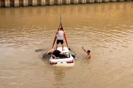 Ô tô đâm hai xe máy rồi lao xuống sông ở Nghệ An, 3 người tử vong