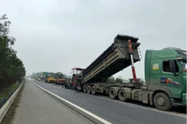 VEC nói gì về việc nhà thầu thảm nhựa đường cao tốc Nội Bài- Lào Cai dưới trời mưa?