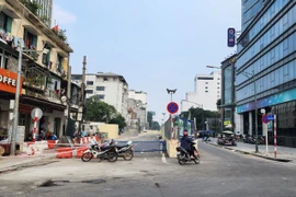 Rào chắn, phân luồng cho phương tiện từ Lê Duẩn đi Trần Hưng Đạo để thi công ga ngầm S12