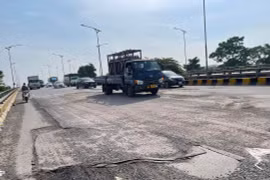 Khắc phục ngay tình trạng hư hỏng mặt cầu Phù Đổng