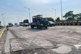 Khắc phục ngay tình trạng hư hỏng mặt cầu Phù Đổng