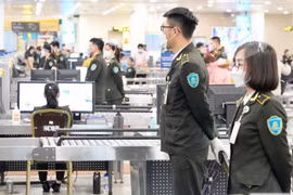 Cao điểm nghỉ lễ 30-4: Tân Sơn Nhất thiếu taxi, Nội Bài “mở bung” 22 máy soi chiếu
