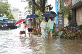 Mưa xối xả do hoàn lưu bão số 10 còn kéo dài bao lâu?