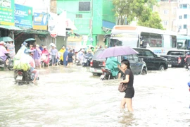 Hà Nội: Giao thông khó khăn, người dân bì bõm lội nước trên phố đến công sở