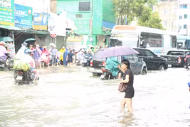 Hà Nội: Giao thông khó khăn, người dân bì bõm lội nước trên phố đến công sở