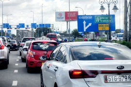 Ùn tắc phức tạp, đường sắt, hàng không khuyến cáo khách đi sớm tránh lỡ chuyến