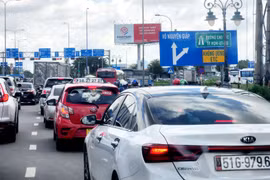 Ùn tắc phức tạp, đường sắt, hàng không khuyến cáo khách đi sớm tránh lỡ chuyến