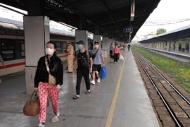 Từ hôm nay: Khách đi máy bay, tàu hỏa không phải ký cam kết phòng dịch Covid-19