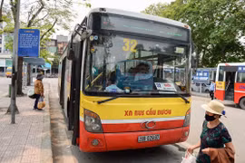 Phục vụ yếu, chuyến đi kéo dài khiến người dân đang xa rời xe buýt