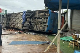 Lật xe khách trong đêm ở Đắk Lắk làm 4 người tử vong