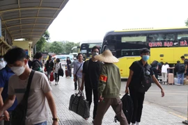 Người dân “tay xách, nách mang” trở lại Thủ đô sau kỳ nghỉ lễ kéo dài