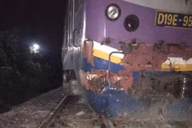 Tàu SE21 chở 170 khách đâm vào đuôi xe container, đường sắt ách tắc 7 tiếng