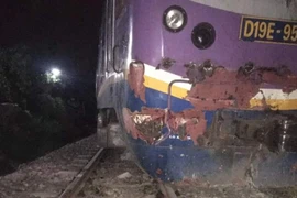 Tàu SE21 chở 170 khách đâm vào đuôi xe container, đường sắt ách tắc 7 tiếng