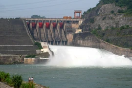 Nắng nóng gay gắt toàn Bắc bộ, thủy điện Hòa Bình và Sơn La giảm xả lũ